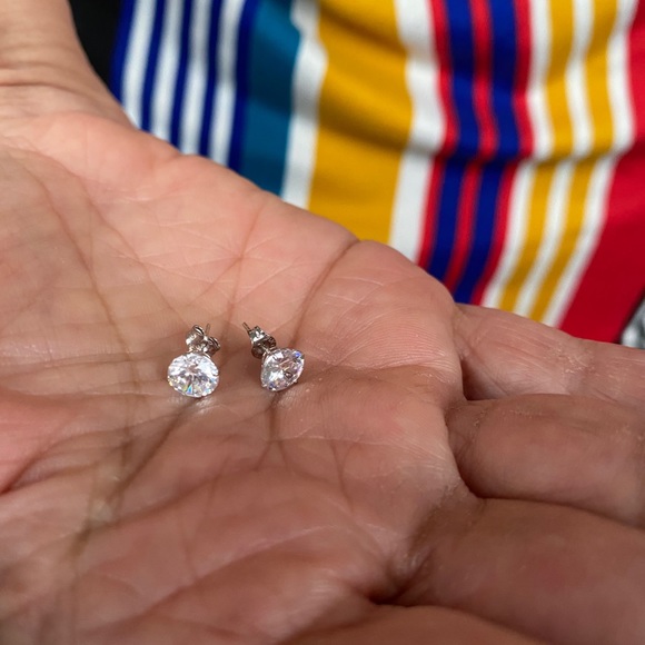 14K white gold diamond earrings - Picture 5 of 6